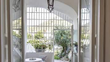 Kolmen hengen deluxe-huone, parveke, näköala puutarhaan | Näkymä puutarhaan