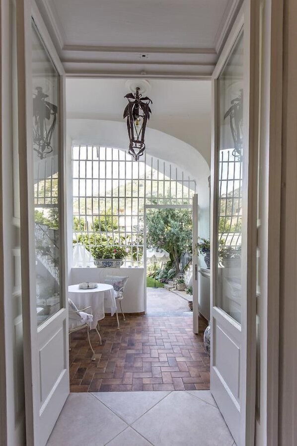 Deluxe-Dreibettzimmer, Balkon, Gartenblick | Blick auf den Garten