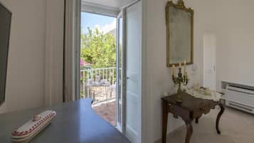 Superior Triple Room, Balcony, Garden View | Interior