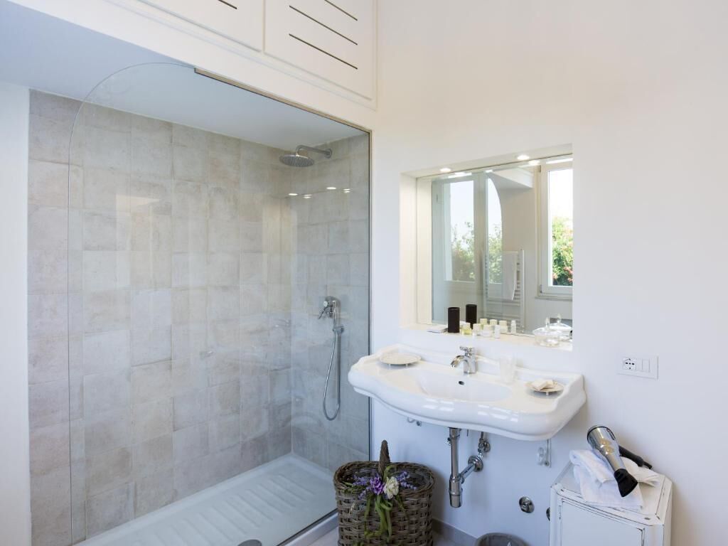 Superior-Dreibettzimmer, Balkon, Gartenblick | Badezimmer | Haartrockner, Handtücher, Seife, Shampoo