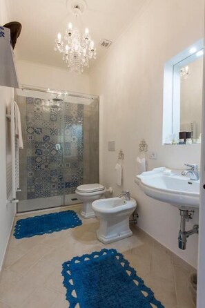 Tripla Deluxe, balcone, vista giardino | Bagno