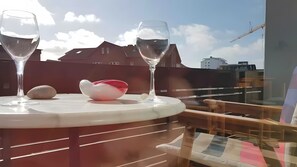 Outdoor dining - Bright 2-room apartment with 2 balconies – beach and central location in Westerland (Sylt)