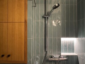 Shower, hair dryer, towels - Bright 2-room apartment with 2 balconies – beach and central location in Westerland (Sylt)