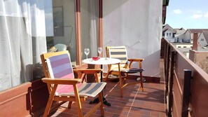 Outdoor dining - Bright 2-room apartment with 2 balconies – beach and central location in Westerland (Sylt)