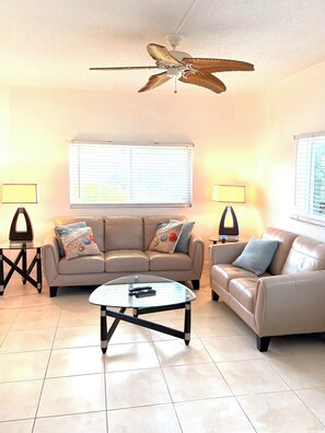 Living area - Adorable 1 bedroom apartment on canal beach access in vibrant Islamorada (Islamorada)
