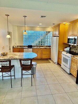 Private kitchen - Adorable 1 bedroom apartment on canal beach access in vibrant Islamorada (Islamorada)
