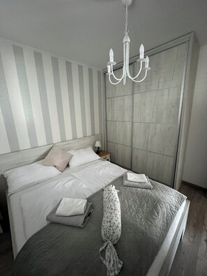 2 chambres, fer et planche à repasser, Wi-Fi, draps fournis