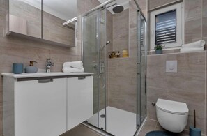 Hair dryer, towels, soap, toilet paper - Luxury Apartment Meli Luka with Terrace Sea View (Makarska)