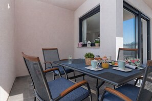 Outdoor dining - Luxury Apartment Meli Luka with Terrace Sea View (Makarska)