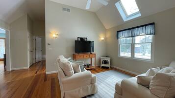 Smart TV, DVD player, books, stereo