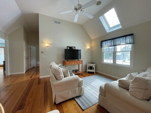 Smart TV, DVD player, books, stereo - Walk to Beach • 6 beds • 3 full baths • Sleeps 8 (Chatham)