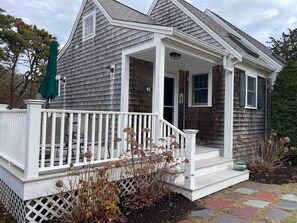 Exterior - Walk to Beach • 6 beds • 3 full baths • Sleeps 8 (Chatham)
