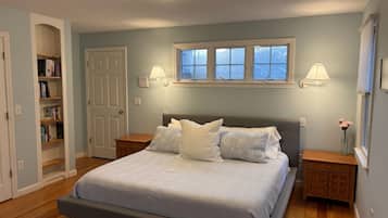 4 bedrooms, desk, iron/ironing board, travel crib