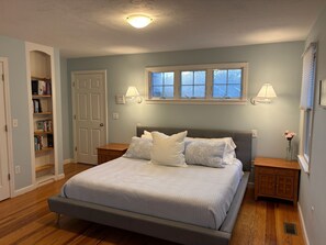 4 bedrooms, desk, iron/ironing board, travel cot - Walk to Beach • 6 beds • 3 full baths • Sleeps 8 (Chatham)