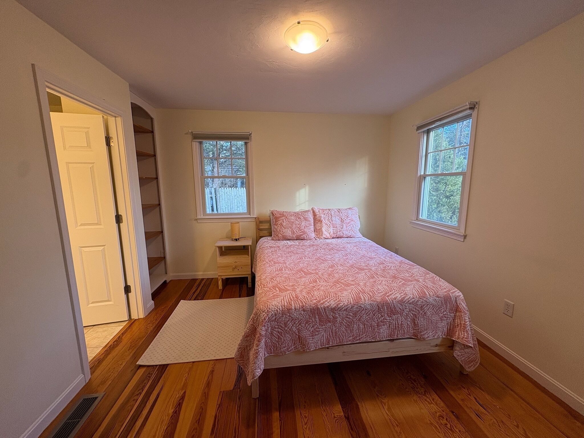 4 bedrooms, desk, iron/ironing board, travel crib