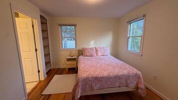 4 bedrooms, desk, iron/ironing board, travel crib