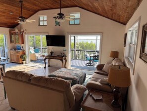 Smart TV - Oceanfront 2 bedroom, Pet friendly on Ramrod Key with screened porch and kayaks (Summerland Key)