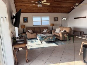 Smart TV - Oceanfront 2 bedroom, Pet friendly on Ramrod Key with screened porch and kayaks (Summerland Key)