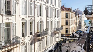 Eine Reihe klassischer europäischer Gebäude mit aufwendigen Balkonen und Fensterläden.