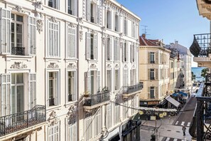 A row of classic European buildings with ornate balconies and shutters. - Modern Apartment a/c 2ch/4p - Cannes (Cannes)