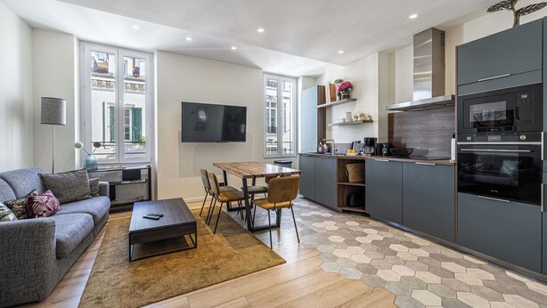 Eine moderne Wohnung mit Wohnzimmer, Essbereich und Küche.