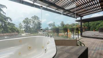 Outdoor spa tub
