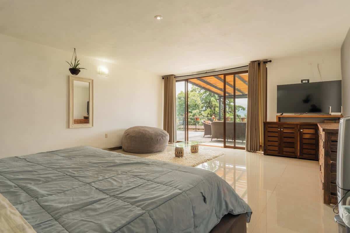 6 bedrooms, WiFi, bed sheets