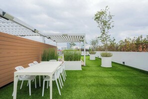 Outdoor dining - Modern CDMX Apt | Pool, Gym & Free Parking (Mexico City)
