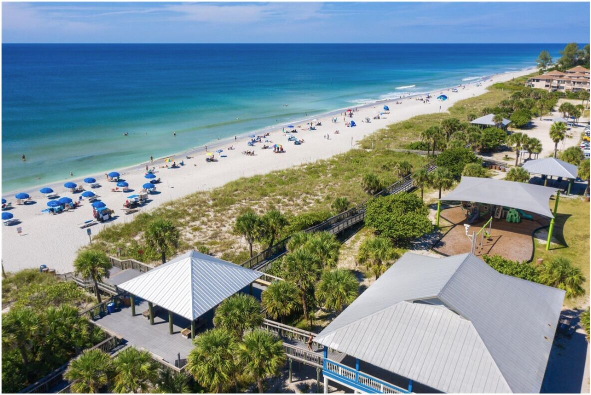 Beach nearby, sun loungers, beach towels