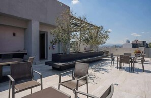 Outdoor dining - Roma Norte 3BR | Pool, Gym & Great Vibes (Ciudad de México)