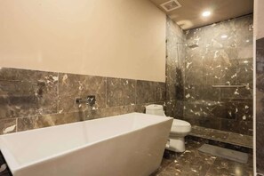 Een douche, een haardroger, handdoeken, shampoo
