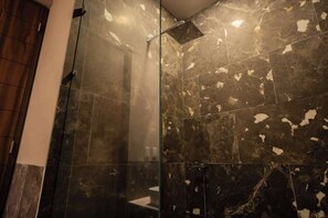 Shower, hair dryer, towels, shampoo - Roma Norte 3BR | Pool, Gym & Great Vibes (Ciudad de México)
