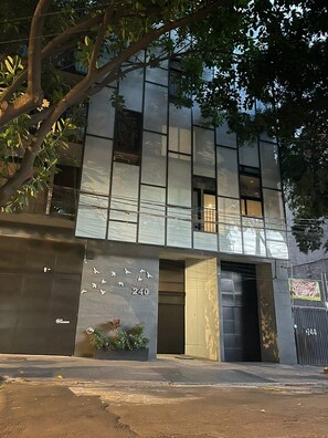 Exterior detail - Roma Norte 3BR Pool Oasis | Walk to Everything (Ciudad de México)