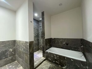 Shower, hair dryer, towels, shampoo - Roma Norte 3BR Pool Oasis | Walk to Everything (Ciudad de México)