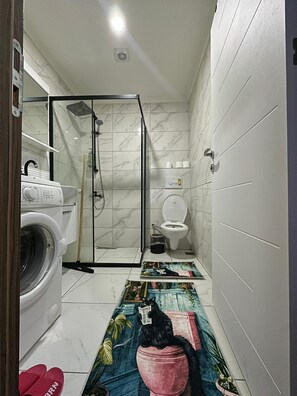 Deluxe Apartment, 2 Bedrooms | Bathroom