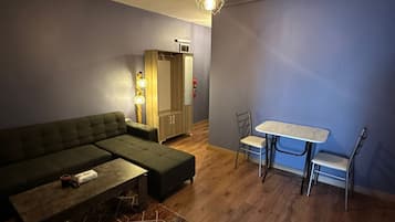 Leilighet – comfort, 1 dobbeltseng med sovesofa, røyk, balkong | Oppholdsområde | En 42-tommers smart-TV med Parabol-TV