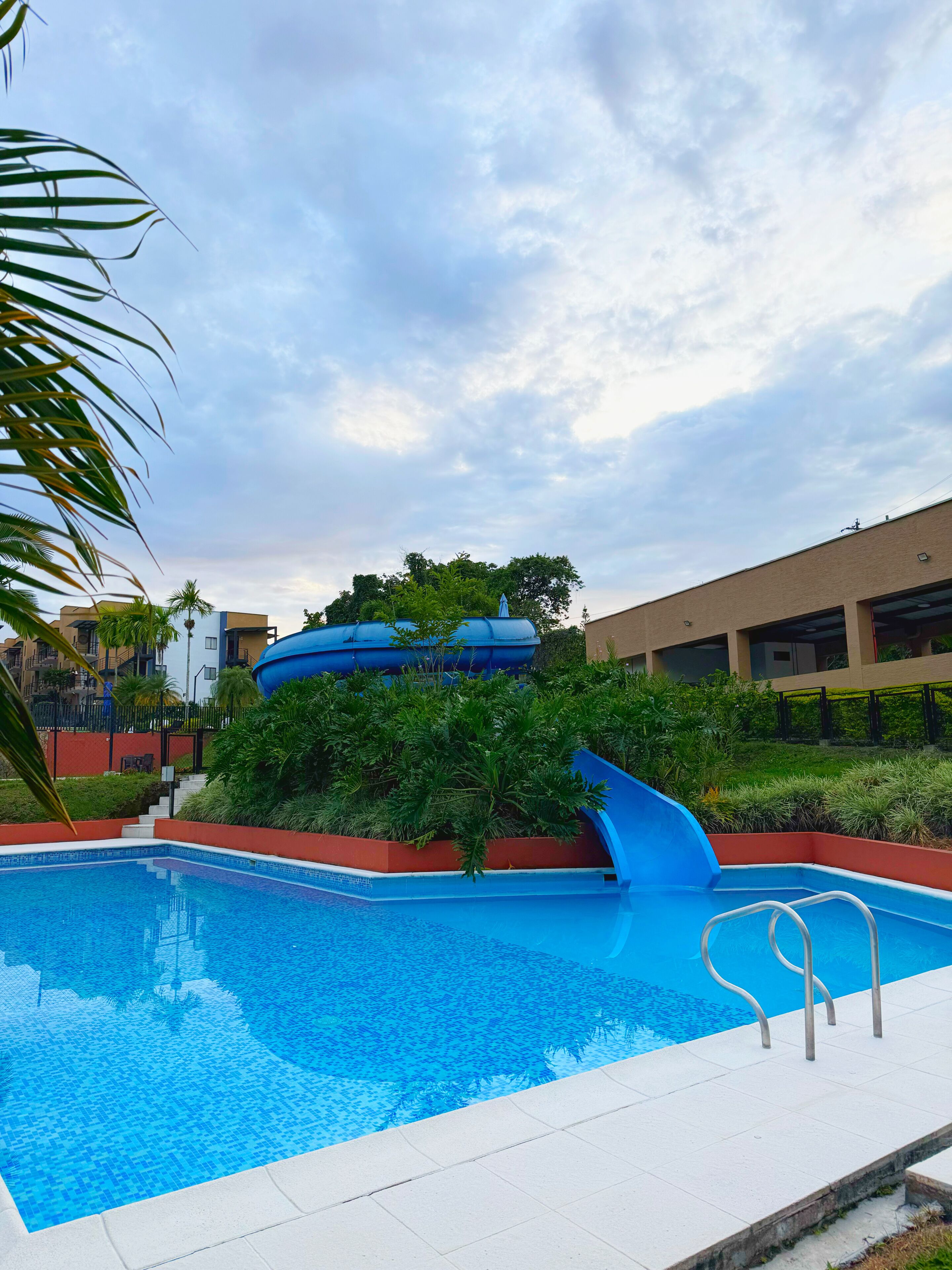 Una piscina al aire libre, una piscina climatizada