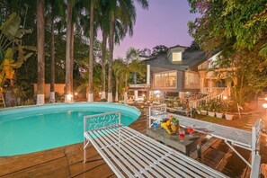 Pool - Cozy 4-bedroom cottage in lovely Lonavala with AC and fitness room (Lonavala)