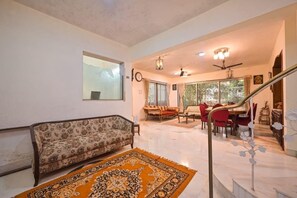 Living area - Cozy 4-bedroom cottage in lovely Lonavala with AC and fitness room (Lonavala)