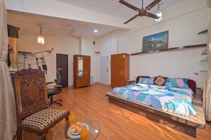 4 habitaciones, tabla de planchar con plancha, wifi y ropa de cama 