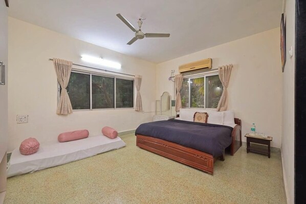 Room - Cozy 4-bedroom cottage in lovely Lonavala with AC and fitness room (Lonavala)