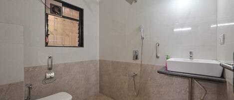 Haartrockner, HandtĂŒcher, Seife, Toilettenpapier