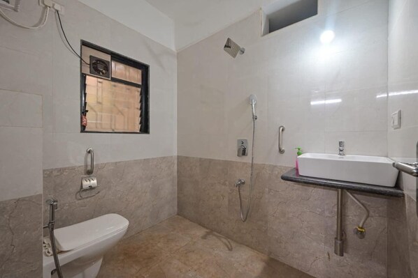 Secadora de cabello, toallas, jabón, papel de baño 