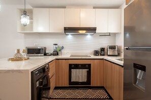 Kühlschrank, Mikrowelle, Ofen, Wasserkocher mit Kaffee-/Teezubehör