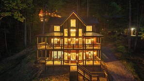 Exterior - Luxury Mountain Getaway + Stunning Views + Expansive Decks + Heated Indoor Pool (Sevierville)