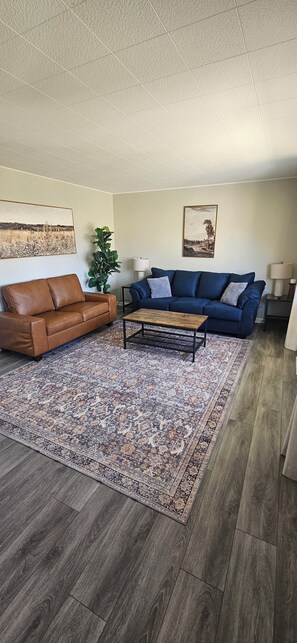 Living area - Amazing 5-bedroom house with huge deck on corner lot (Warren)