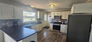 Private kitchen - Amazing 5-bedroom house with huge deck on corner lot (Warren)
