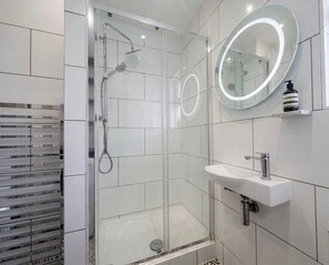 Apartment, 1 Bedroom | Bathroom - Heathfield Garden Retreat (Croydon)