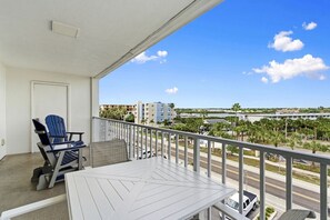Property grounds - 2 bedroom Stunner with Pool Just Steps to the Sand (Indian Shores)
