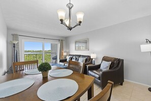 A dining area with a table, chairs, and a chandelier. - Comfortable 1 Bedroom with Intracoastal Water Views (Indian Shores)